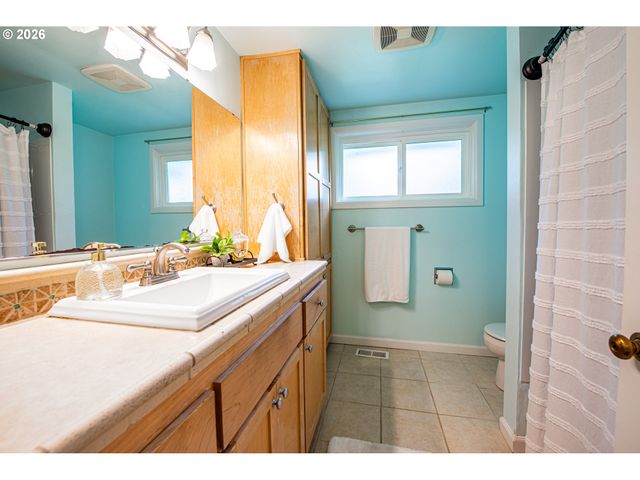 996 SHERWOOD Pl, Eugene, OR 97401