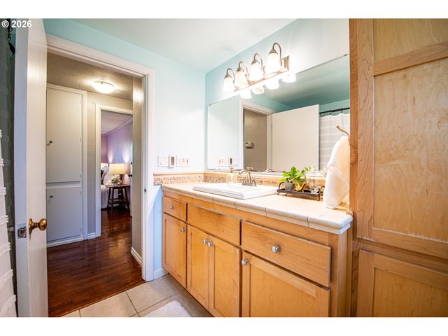 996 SHERWOOD Pl, Eugene, OR 97401