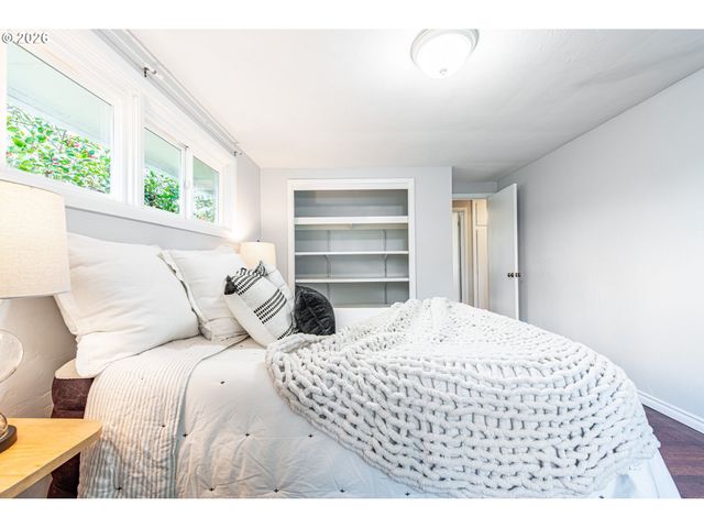 996 SHERWOOD Pl, Eugene, OR 97401