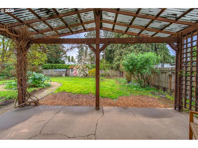 996 SHERWOOD Pl, Eugene, OR 97401