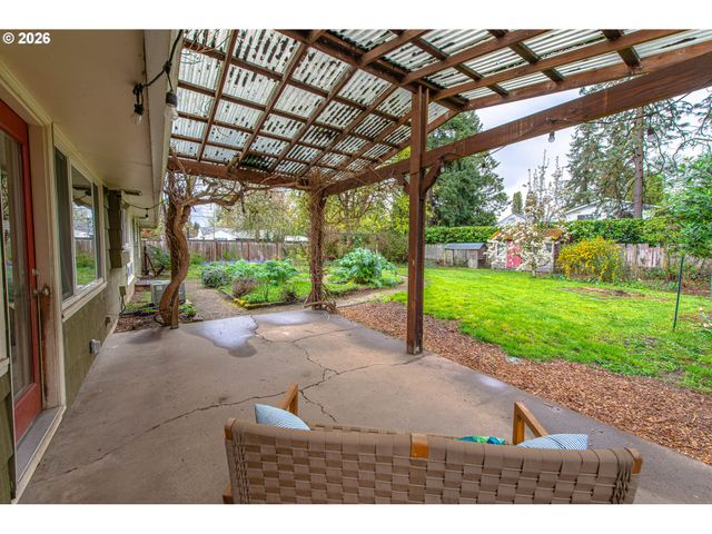 996 SHERWOOD Pl, Eugene, OR 97401