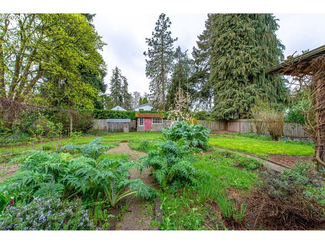 996 SHERWOOD Pl, Eugene, OR 97401