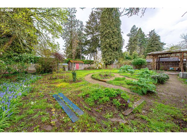 996 SHERWOOD Pl, Eugene, OR 97401