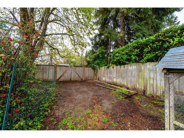 996 SHERWOOD Pl, Eugene, OR 97401