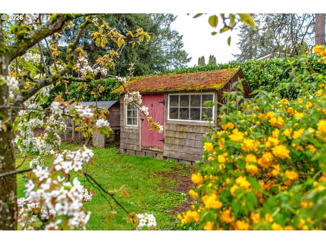 996 SHERWOOD Pl, Eugene, OR 97401