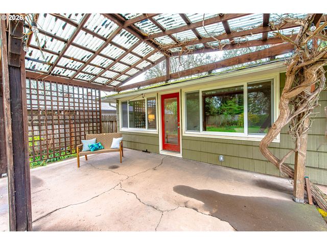 996 SHERWOOD Pl, Eugene, OR 97401