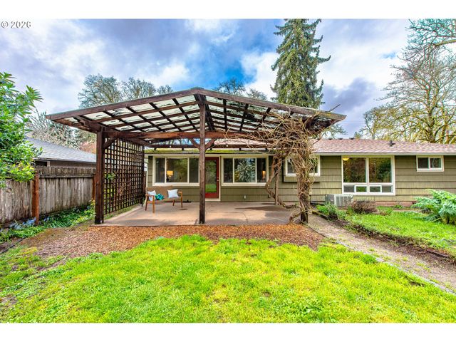 996 SHERWOOD Pl, Eugene, OR 97401