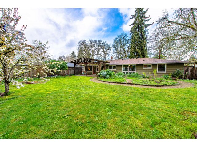 996 SHERWOOD Pl, Eugene, OR 97401