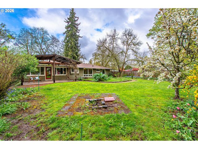 996 SHERWOOD Pl, Eugene, OR 97401