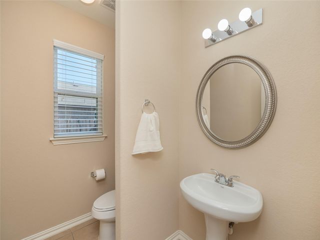 303 Hendelson LN, Hutto, TX 78634