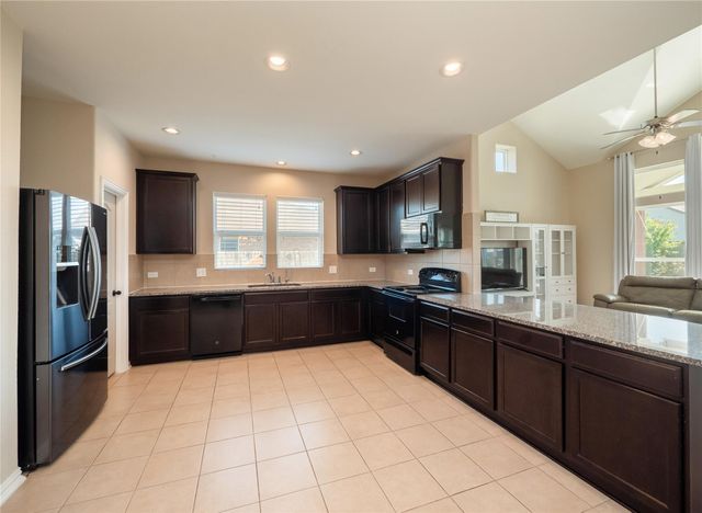 303 Hendelson LN, Hutto, TX 78634