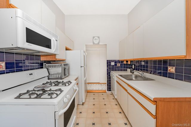 365 Route 111 B6, Smithtown, NY 11787