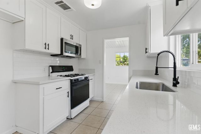 2804 Haley Street, Bakersfield, CA 93305