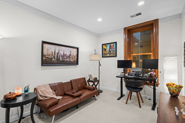 550 W Surf Street 215, Chicago, IL 60657