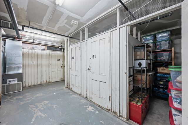 550 W Surf Street 215, Chicago, IL 60657