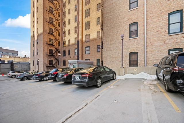 550 W Surf Street 215, Chicago, IL 60657