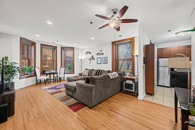 550 W Surf Street 215, Chicago, IL 60657