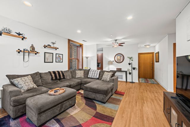 550 W Surf Street 215, Chicago, IL 60657