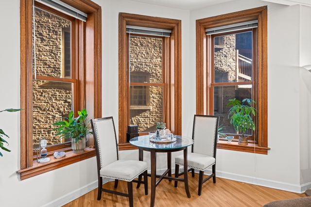 550 W Surf Street 215, Chicago, IL 60657