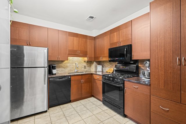 550 W Surf Street 215, Chicago, IL 60657