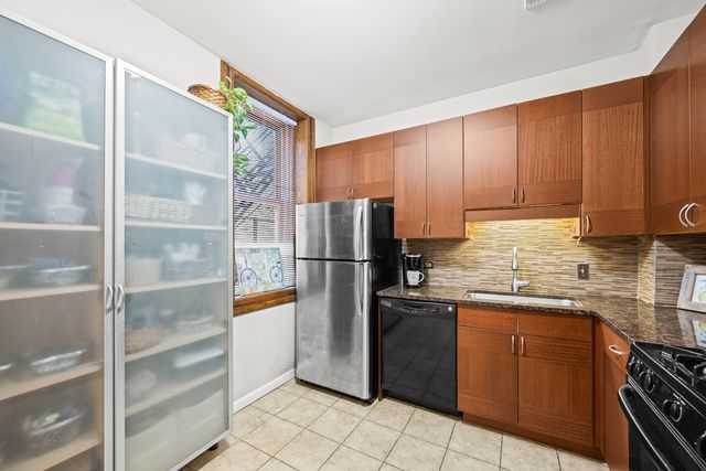 550 W Surf Street 215, Chicago, IL 60657