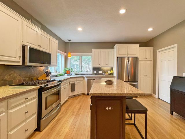 6560 Shadow Lane, Chanhassen, MN 55317