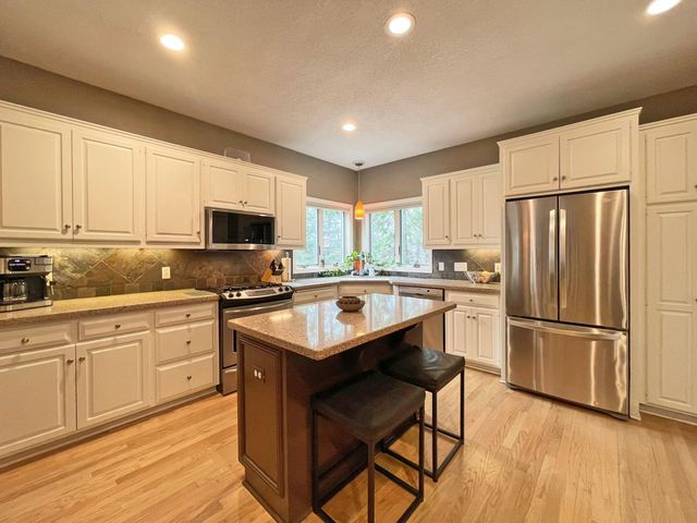 6560 Shadow Lane, Chanhassen, MN 55317