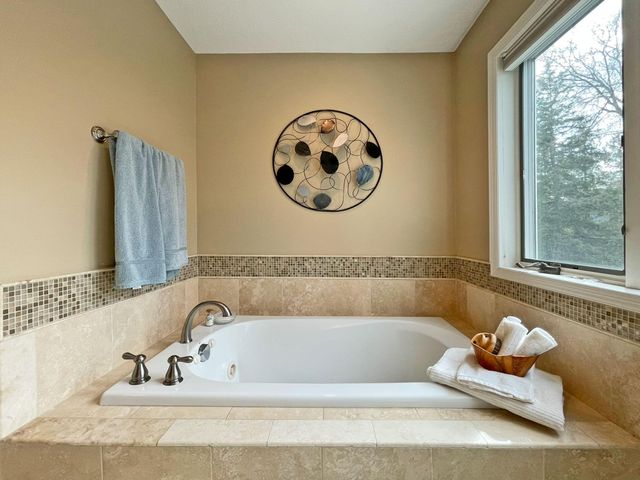 6560 Shadow Lane, Chanhassen, MN 55317