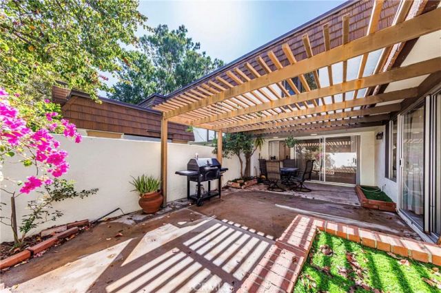 10415 Larwin, Chatsworth, CA 91311