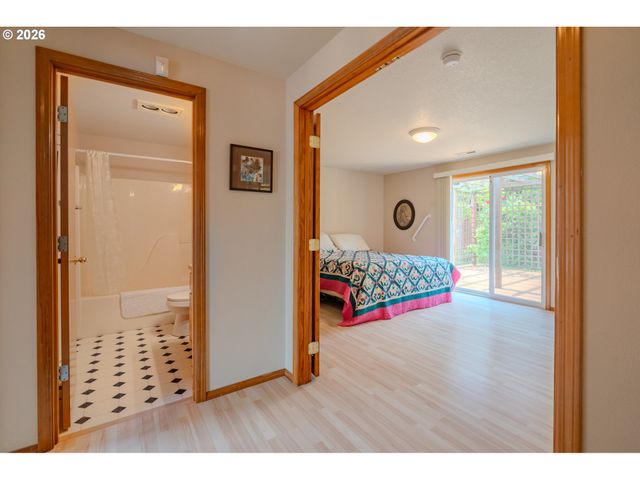 16007 Ne HICKORY St, Vancouver, WA 98682