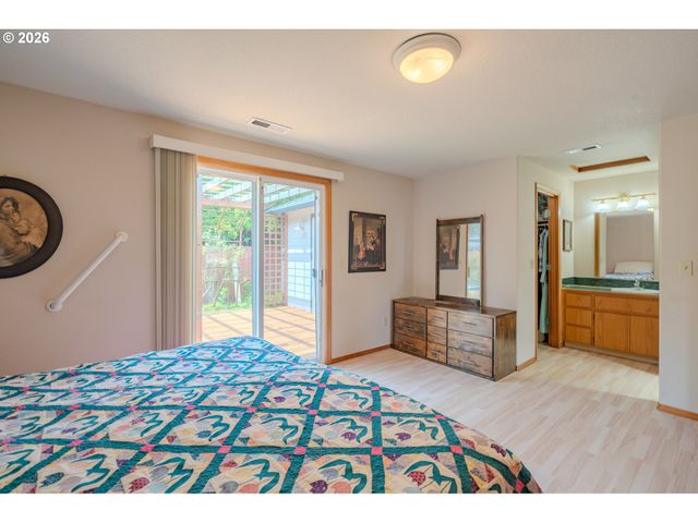 16007 Ne HICKORY St, Vancouver, WA 98682
