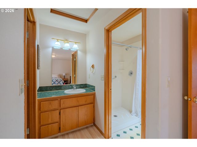 16007 Ne HICKORY St, Vancouver, WA 98682