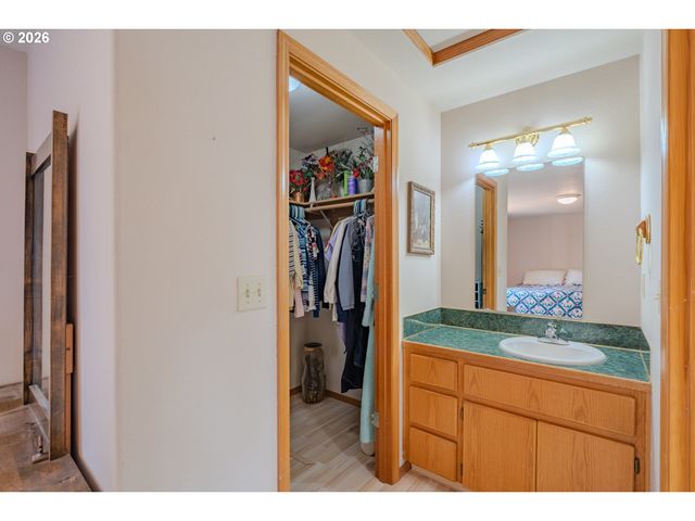 16007 Ne HICKORY St, Vancouver, WA 98682