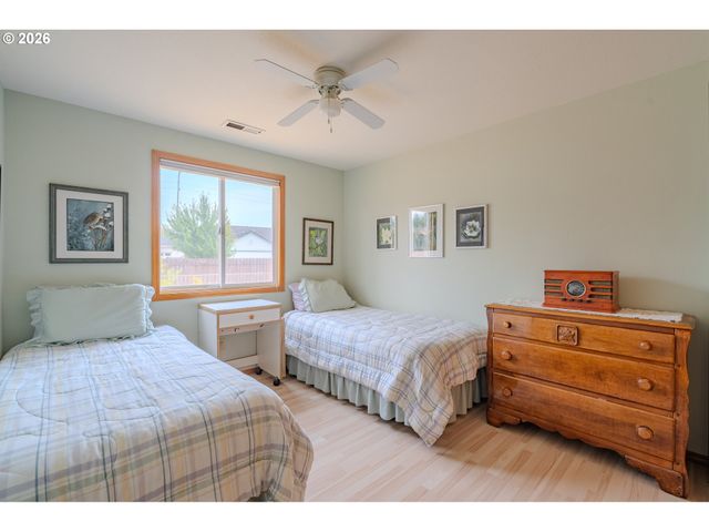 16007 Ne HICKORY St, Vancouver, WA 98682