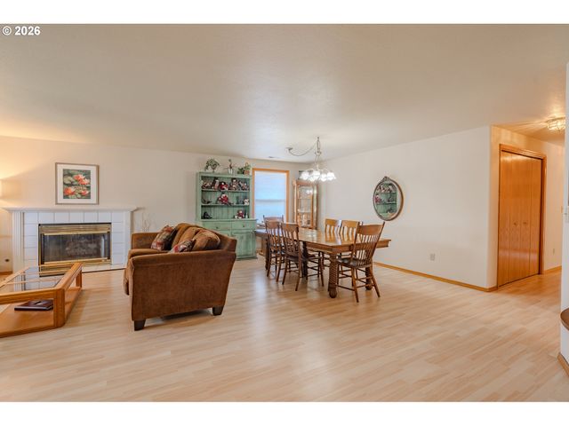 16007 Ne HICKORY St, Vancouver, WA 98682