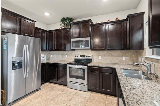 212 Plata LN, Jarrell, TX 76537