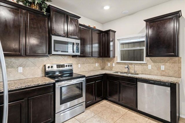 212 Plata LN, Jarrell, TX 76537