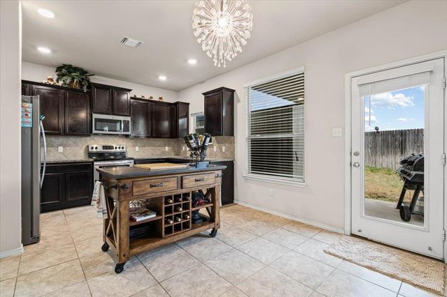 212 Plata LN, Jarrell, TX 76537