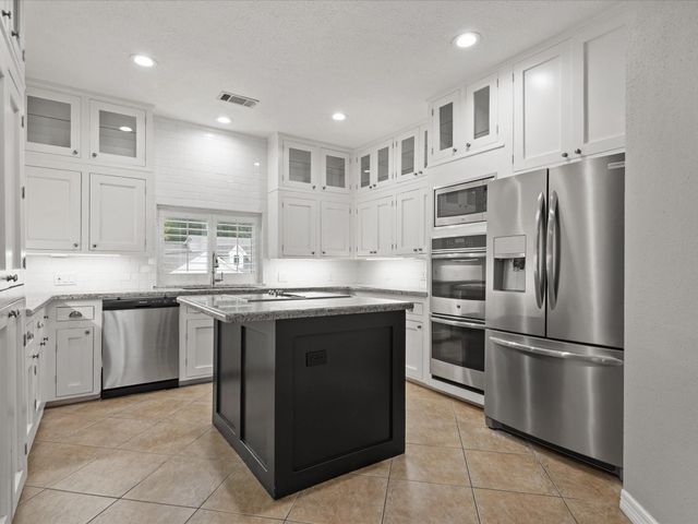 2906 Penninsula Point, Montgomery, TX 77356