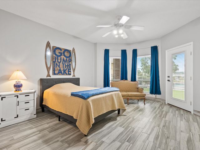 2906 Penninsula Point, Montgomery, TX 77356