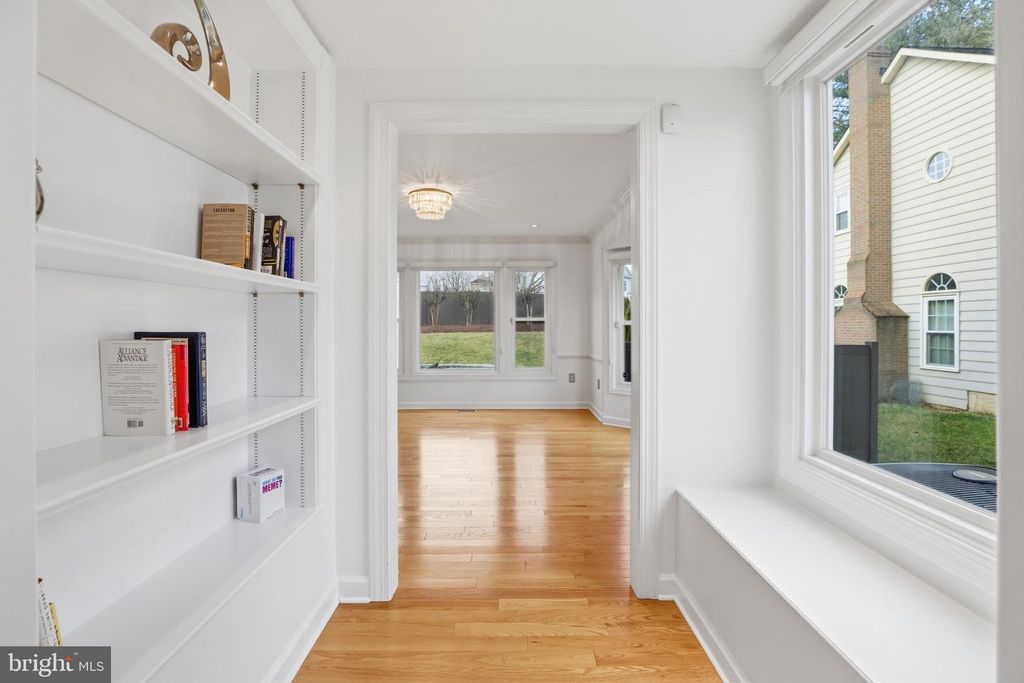 Image 8 of property listing at 13222 MAPLECREST DR, Potomac, MD 20854