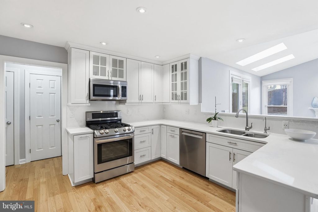 Image 14 of property listing at 13222 MAPLECREST DR, Potomac, MD 20854