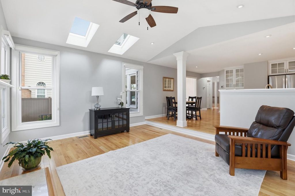 Image 18 of property listing at 13222 MAPLECREST DR, Potomac, MD 20854