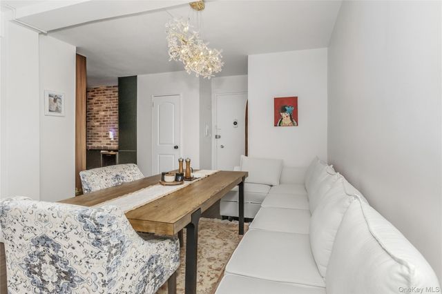 15 Hill Park Avenue 2L, Great Neck, NY 11021