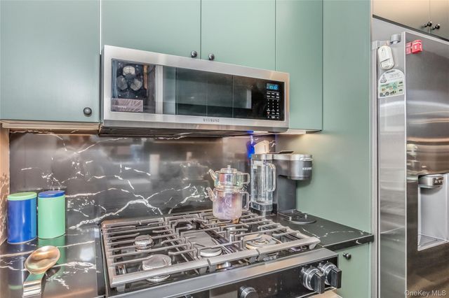 15 Hill Park Avenue 2L, Great Neck, NY 11021