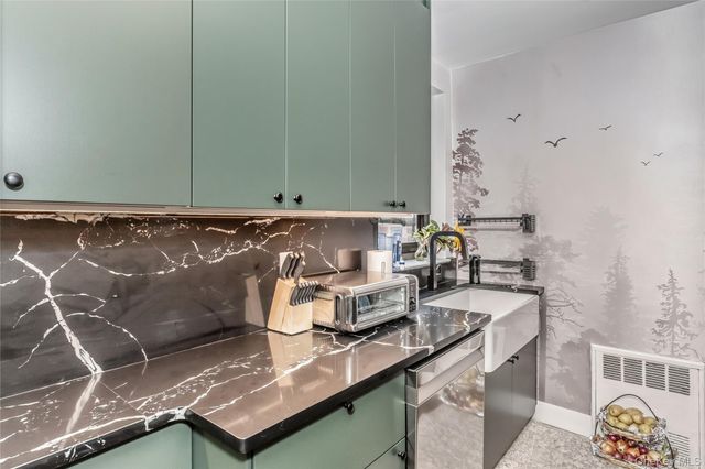 15 Hill Park Avenue 2L, Great Neck, NY 11021