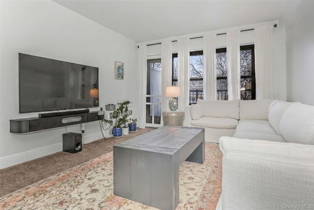 15 Hill Park Avenue 2L, Great Neck, NY 11021