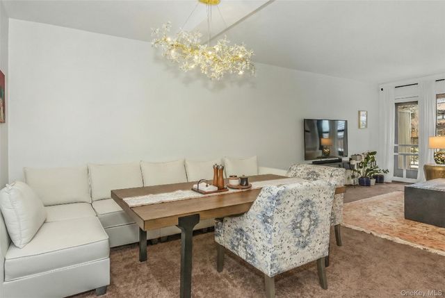 15 Hill Park Avenue 2L, Great Neck, NY 11021