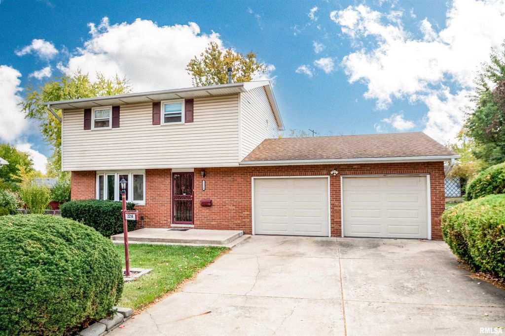 2214 W BAINTER Lane, Peoria, IL 61615