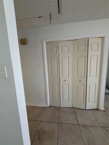 6373 S Briar Bayou Drive, Houston, TX 77072